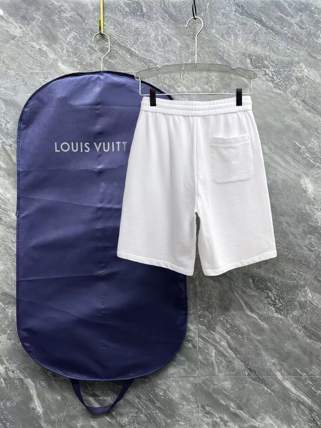 Balenciaga's three-standard complete 2026 summer New Arrival men's casual shorts, advanced custom-made Breathable fabric, Breathable fabric, extremely stretchy and comfortable, impeccable details, top-grade accessories, original logo design concept, delicate and soft feel! The upper body fit is awesome! Size: M-XXXL Please state your height and weight when ordering